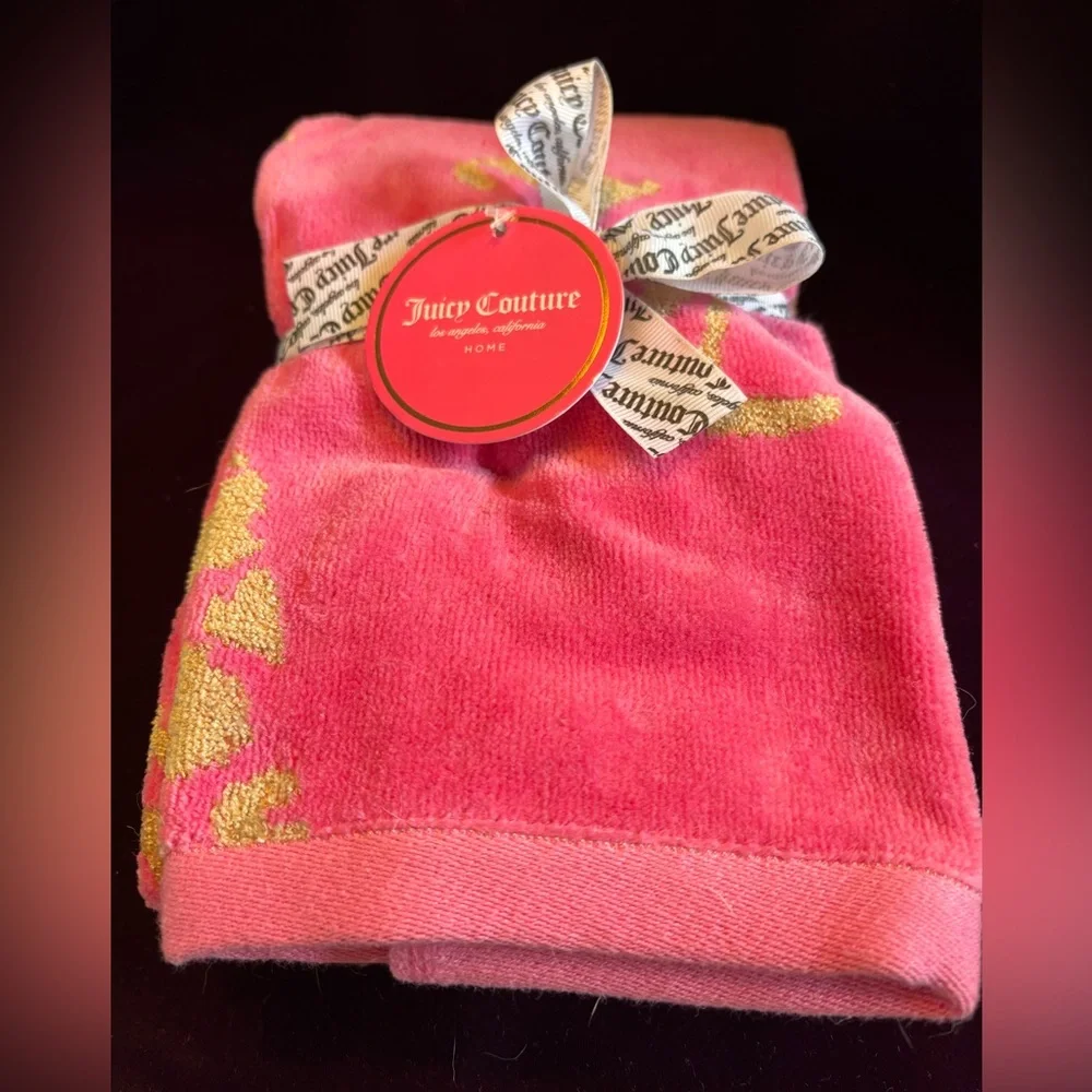 JUICY COUTURE Hot Pink & Gold Hand Towel Set. Iconic Gold Leopard Hearts Design